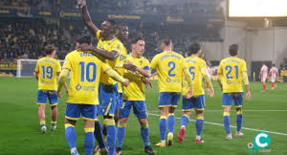 Los amarillos celebran el tanto de Brian Ocampo (Foto: La Liga)