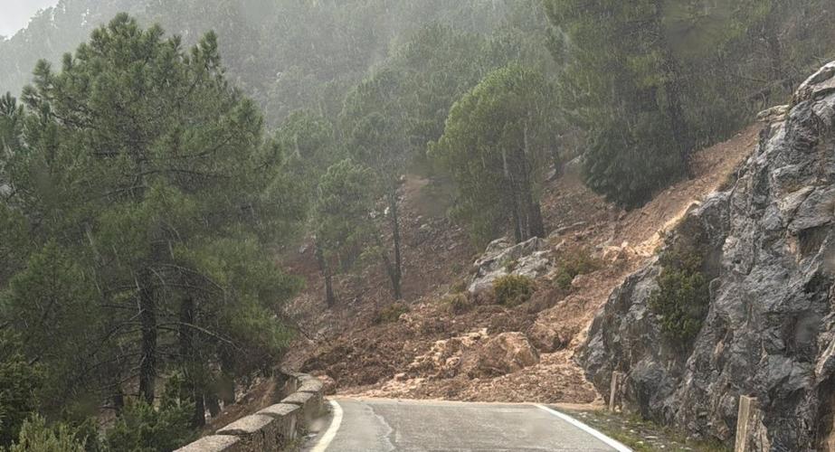 Grazalema-Zahara de la Sierra cerrada por deslizamiento de tierra