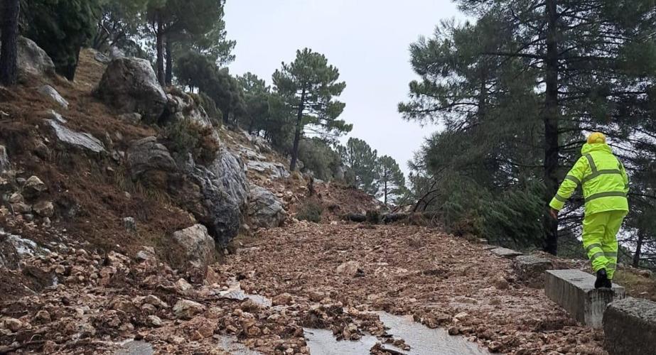 Operario en la Carretera Grazalema-Zahara afectada por delizamiento de tierras