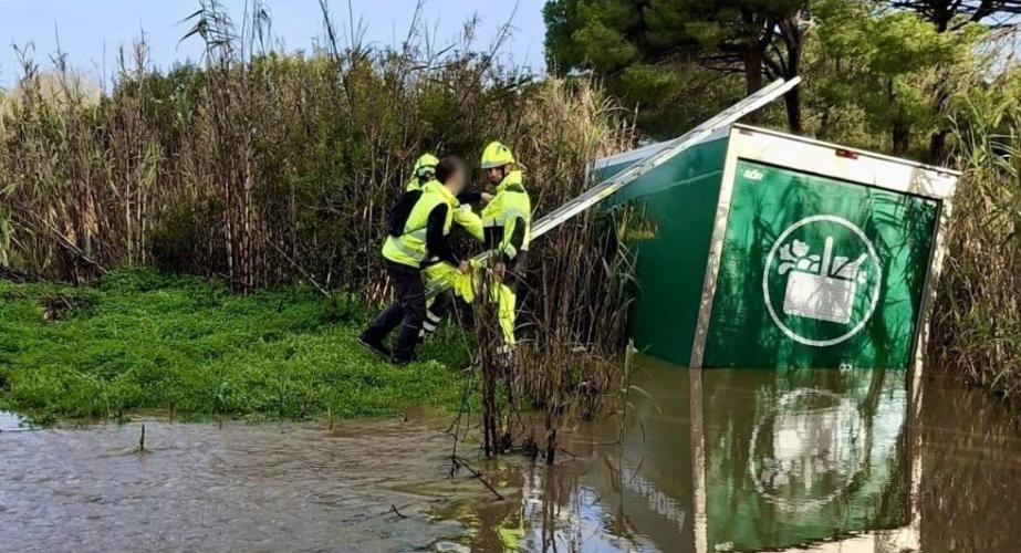 Efectivos de bomberos observan el estado del vehículo siniestrado