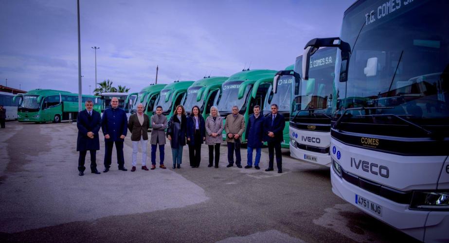 Autoridades y representantes de Transportes Generales Comes durante el acto