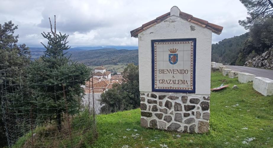 Acceso a la localidad de la Sierra de Cadiz