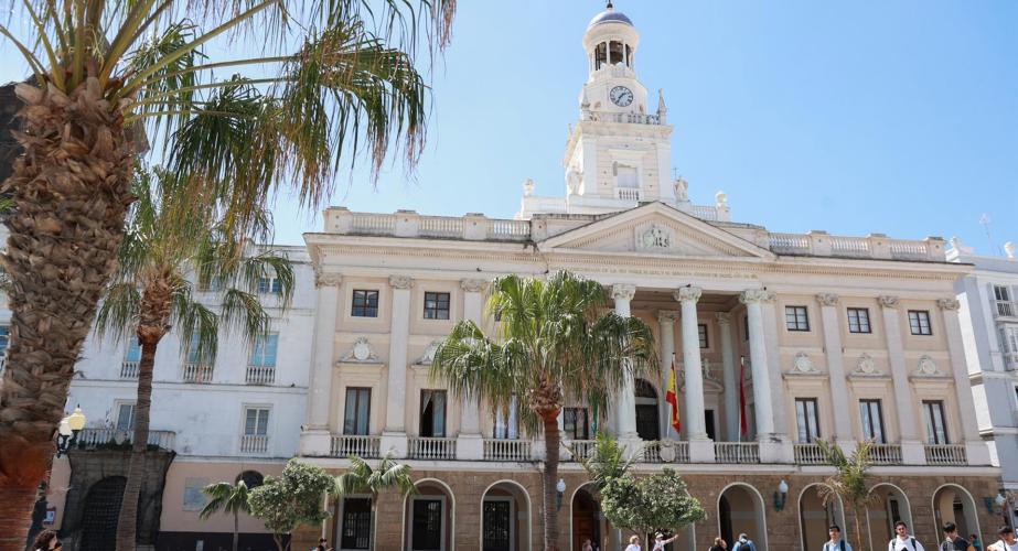 Vista de la fachada del Ayuntamiento de Cádiz
