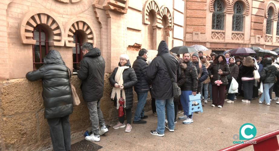 Personas haciendo cola este viernes en el Gran Teatro Falla para adquirir las entradas. 