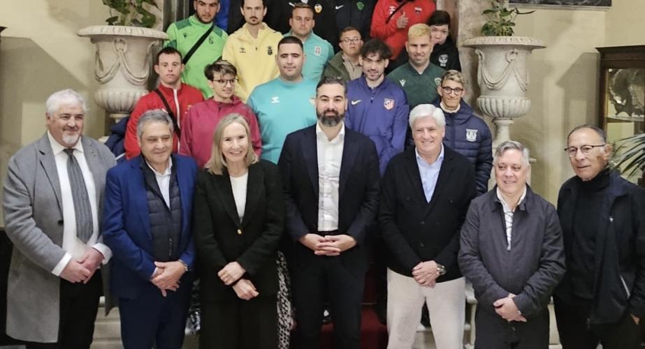 Jugadores de LaLiga Genuine en la escalinata del Ayuntamiento