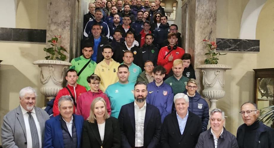 Jugadores de LALIGA GENUINE en la escalinata del Ayuntamiento