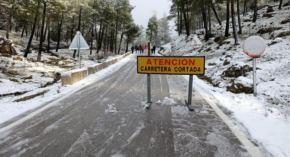 Corte de carretera en Grazalema