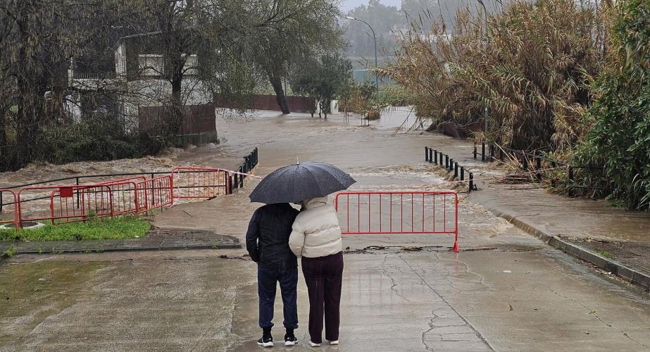 El río Guadiaro sobrepasa un puente al aumentar su caudal por las lluvias acumuladas de los últimos días.