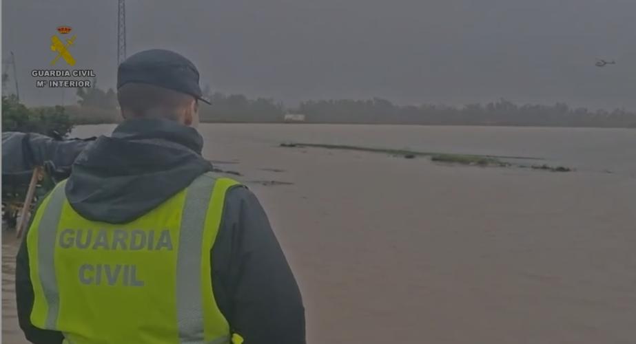 Un guardia civil observa la zona inundada por el rio Guadalete en el termino de Jerez