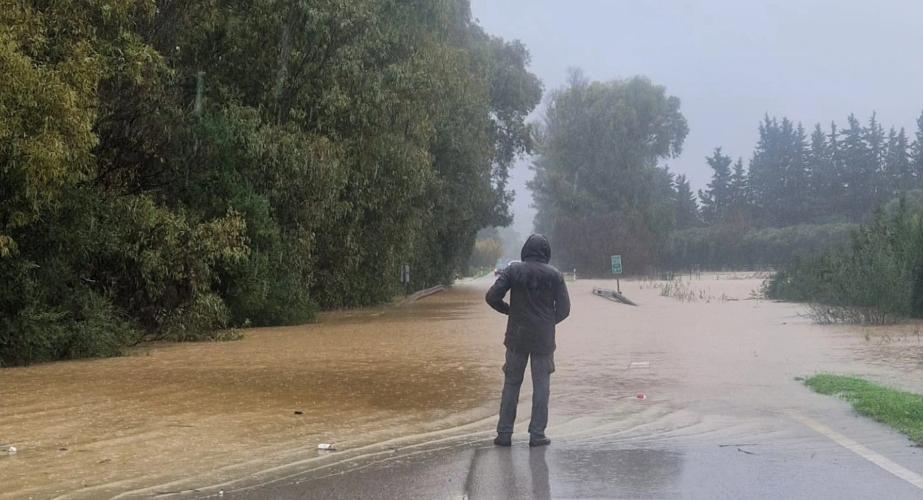 Carretera de acceso a la localidad gaditana inundada de agua el pasado 4 de enerio