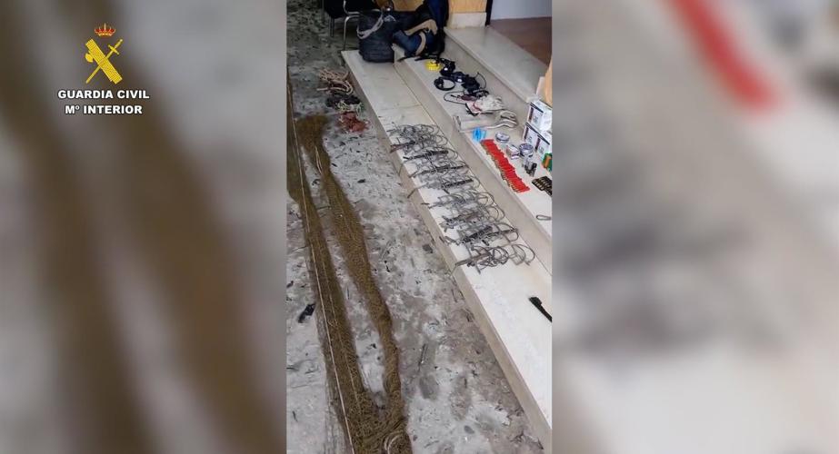 Parte del material incautado durante el registro