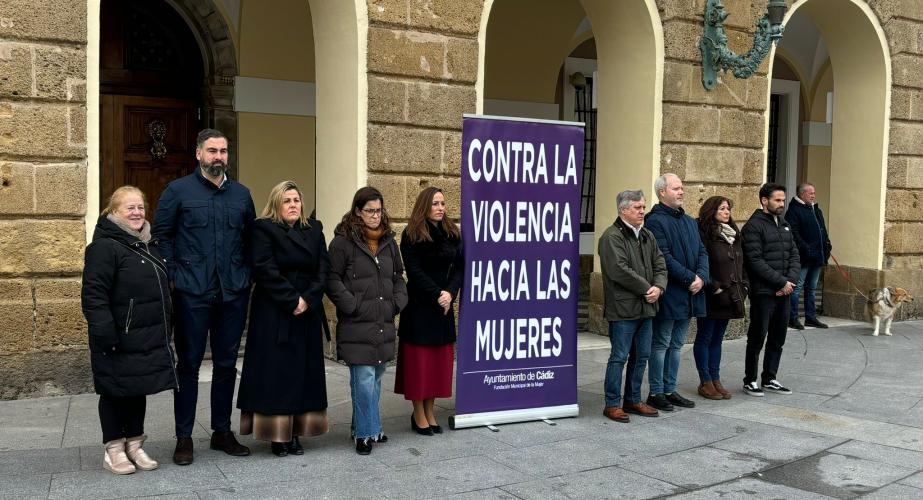 Autoridades durante el respetuso acto en frente al Ayuntamiento