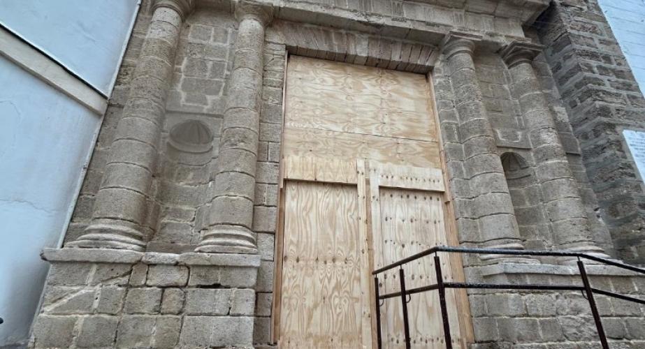 Puerta principal de la Iglesia Conventual de Santa María