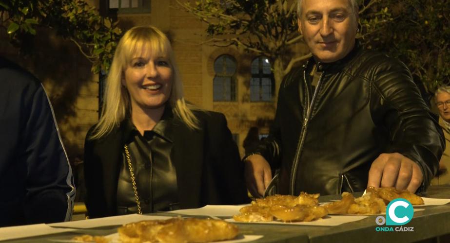 10.000 pestiños se han repartido este año en la Plaza Fragela. 