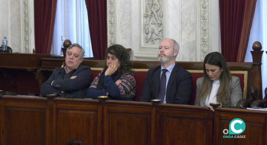 Bancada del grupo municipal socialista en el Salón de Plenos del Ayuntamiento de Cádiz. 
