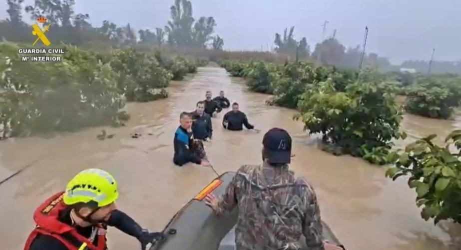 Agentes del Grupo Especial de Actividades Subacuáticas de la Guardia Civil evacuando a una persona en la localidad gaditana