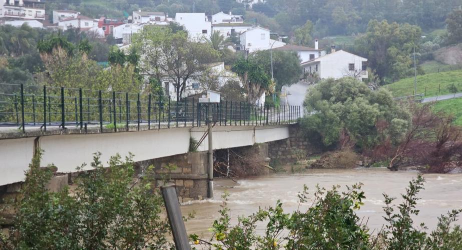 Crecida del río Hozgarganta a su paso por la localidad gaditana de Jimena de la Frontera