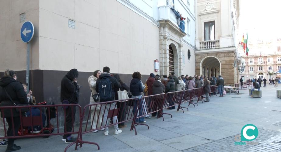 Largas colas para adquirir entradas del COAC 2026. 