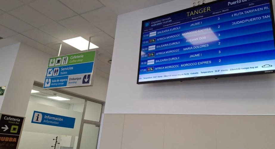 Pantalla de información a pasajeros en la estación marítima del puerto tarifeño