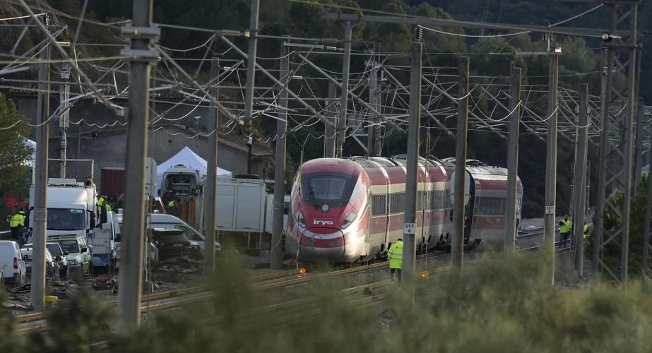 Imagen de la zona del accidente ferroviario con los convoyes de trenes siniestrados donde han comenzado los trabajos de recuperación de los mismos.