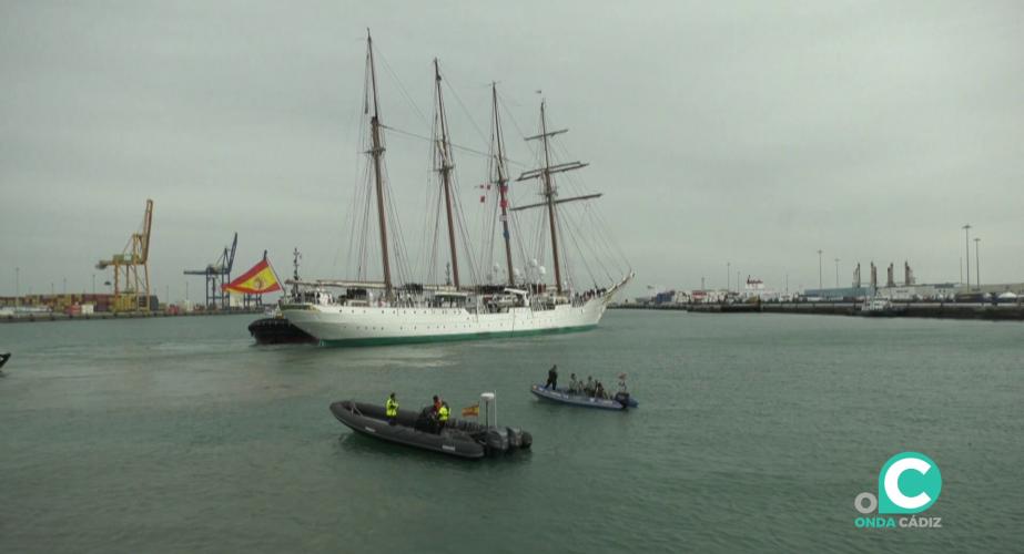 El navio de la Armada parte del muelle de Cádiz el pasado año