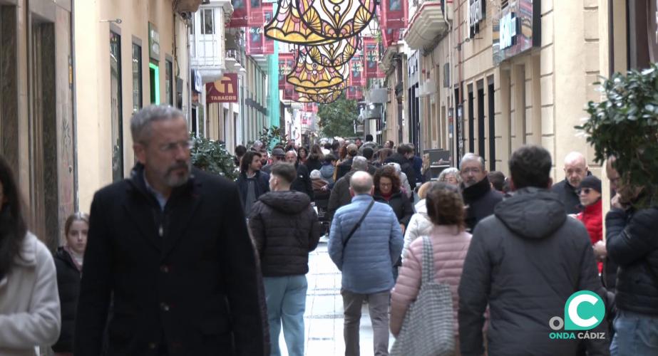 Viandantes por una calle del centro de la capital gaditana