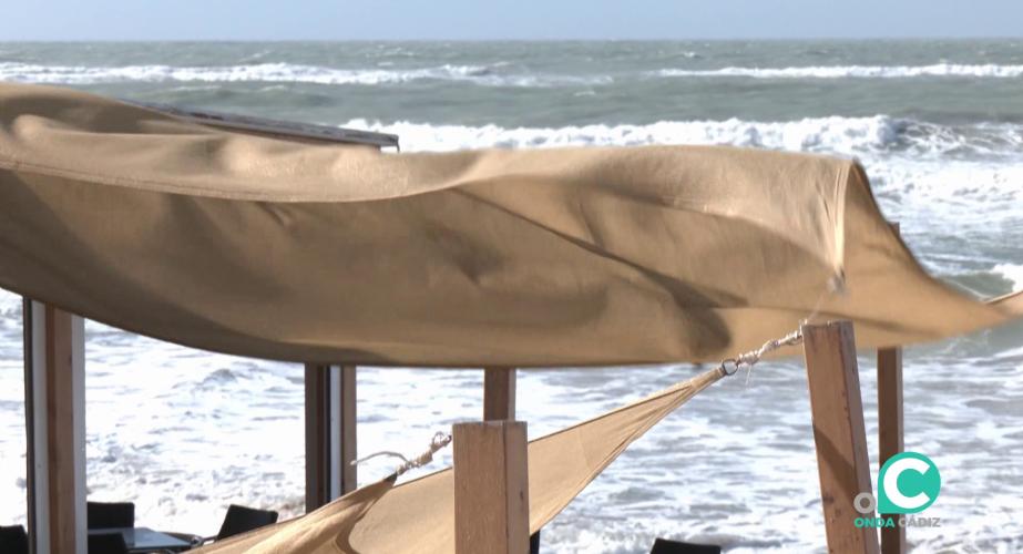 Toldos dañados en un establecimiento de la playa por las inclemencias meteoróligicas