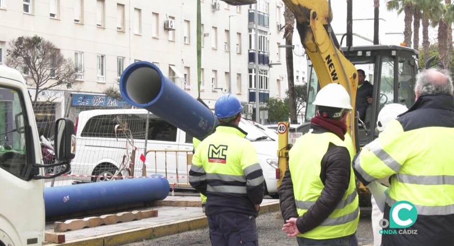 Máquinas durante los trabajos en el lugar de las obras en la capital gaditana