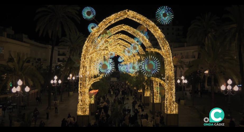 Alumbrado por las fiestas en la plaza de San Juan de Dios