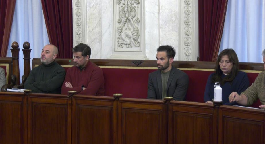 Concejales de PSOE y AIG durante la celebración de un Pleno Municipal