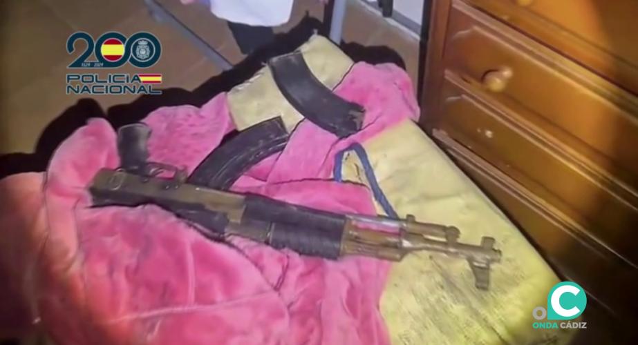 Una de las amas incautadas durante el operativo