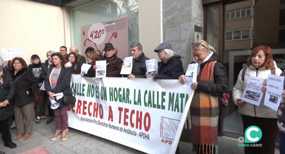 Un momento del acto celebrado este viernes en recuerdo a las ultimas muertes de sin techo en la ciudad 