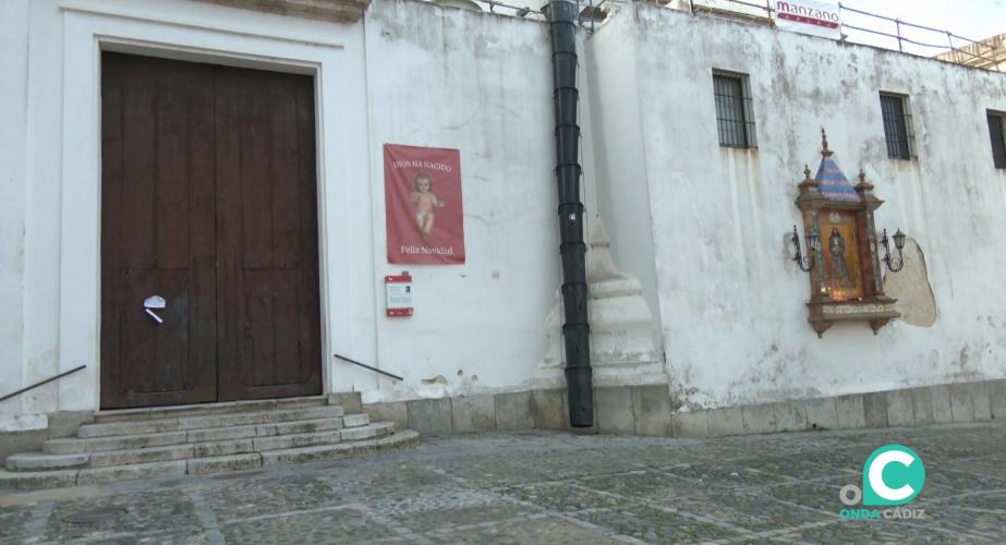 Fachada del edificio con el acceso clausurado desde hace varios dias