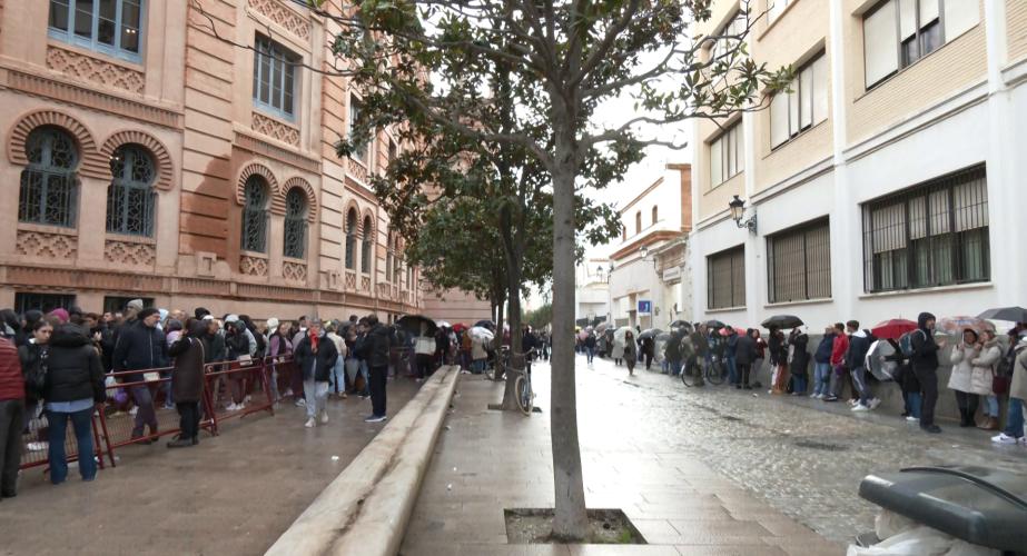 Colas para adquirir una de las localidades para las funciónes del concurso de este año