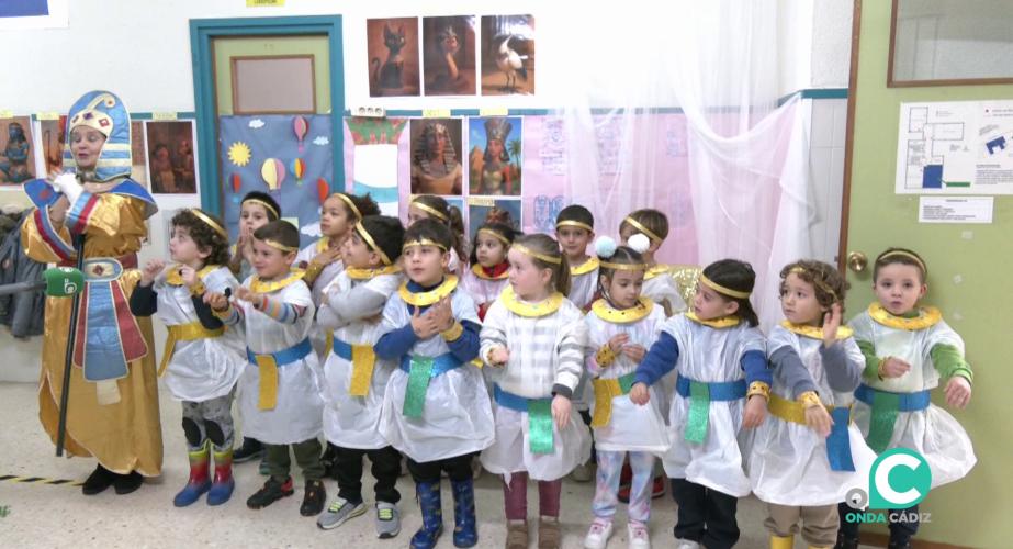 Los pequeños y su docente despliegan una coreografía propia de la actividad