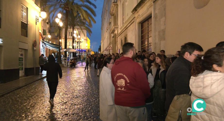 Aspecto de la fila formada en la calle San Juan de Dios junto al Ayuntamiento