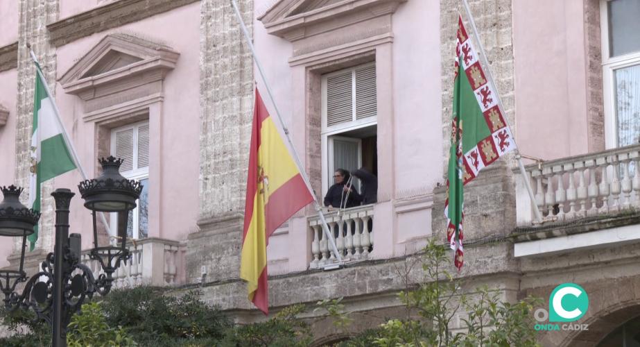 Operarios situan las banderas a media asta en el Palacio Provincial