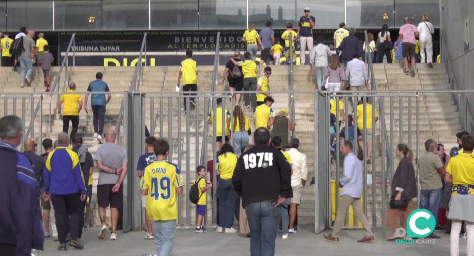 Aficionados accediendo al estadio durante una jornada de encuentro oficial