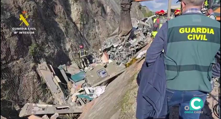 Un guardia civil observa los efectos del siniestro