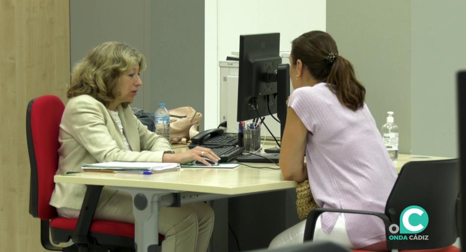 Interior de una oficina de empleo en la capital gaditana