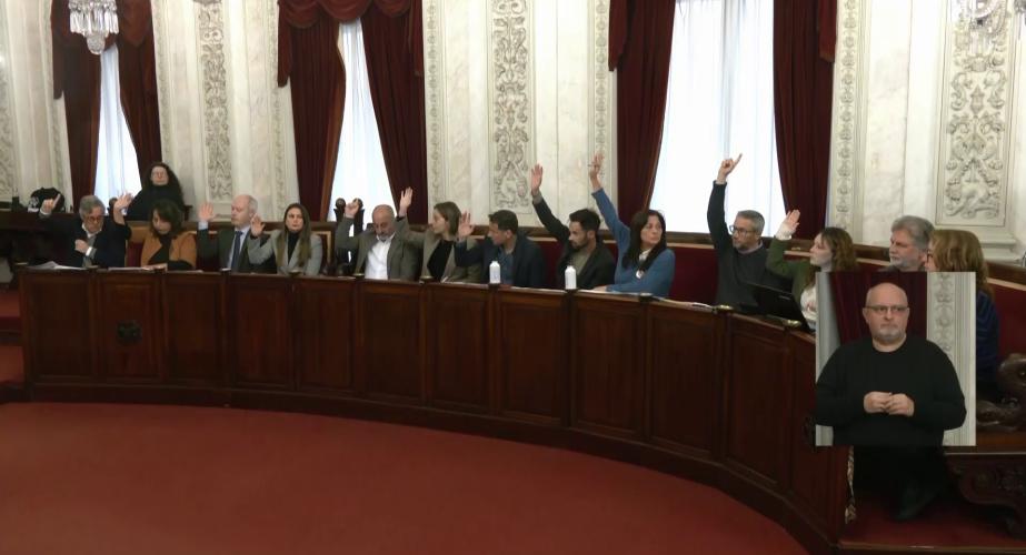 Momento de la votación durante la sesión plenaria municipal de este jueves