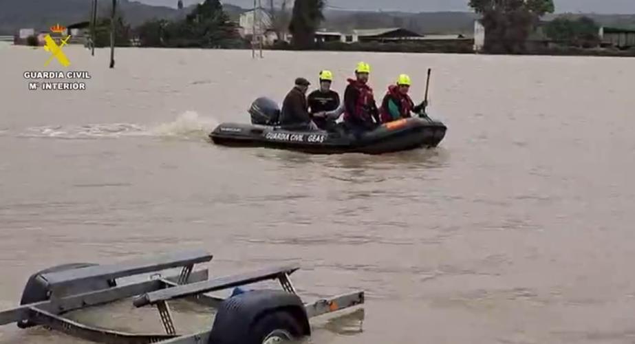 Lancha de rescate de la Guardia Civil interviniendo en una de las zonas inundadas del municipio jerezano