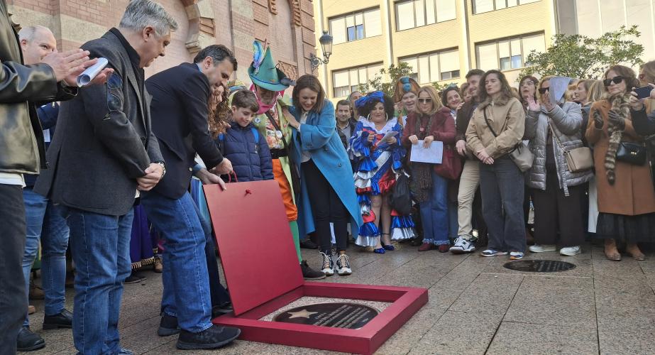 Momento del descubrimiento de la estrella en la plaza Fragela.