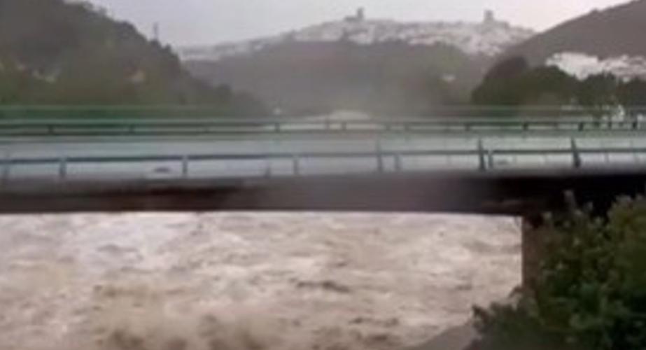 Pantano de Arcos con la crecida del río que ha provocado el desalojo de viviendas