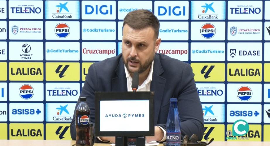 Juan Cala durante su intervención en la sala de prensa del Nuevo Mirandilla 