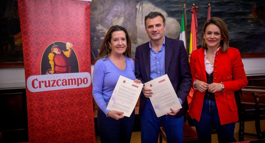 Autoridades y representantes de la marca durante tras la firma