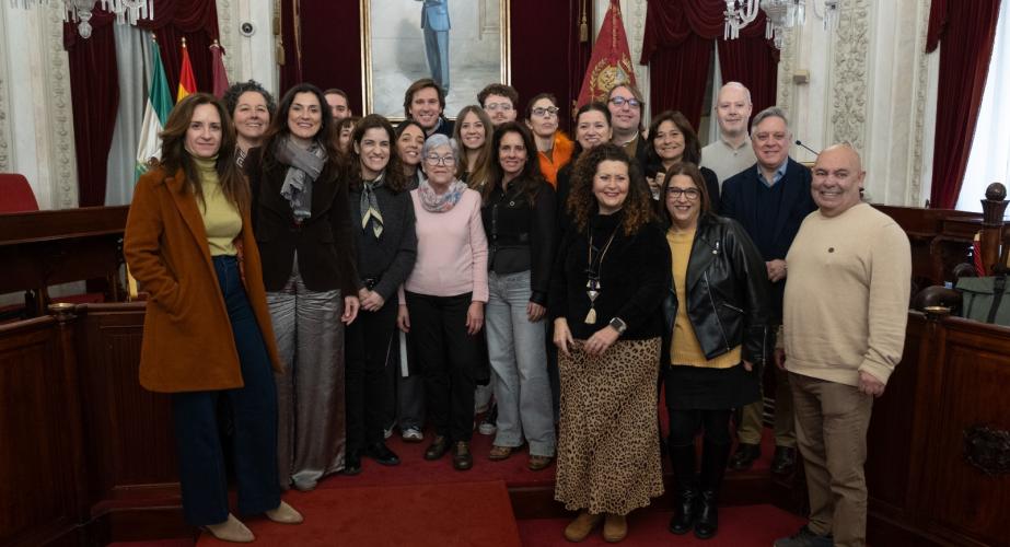 Autoridades y participantes en el acto en el Salón de Plenos del Ayuntamiento de Cádiz