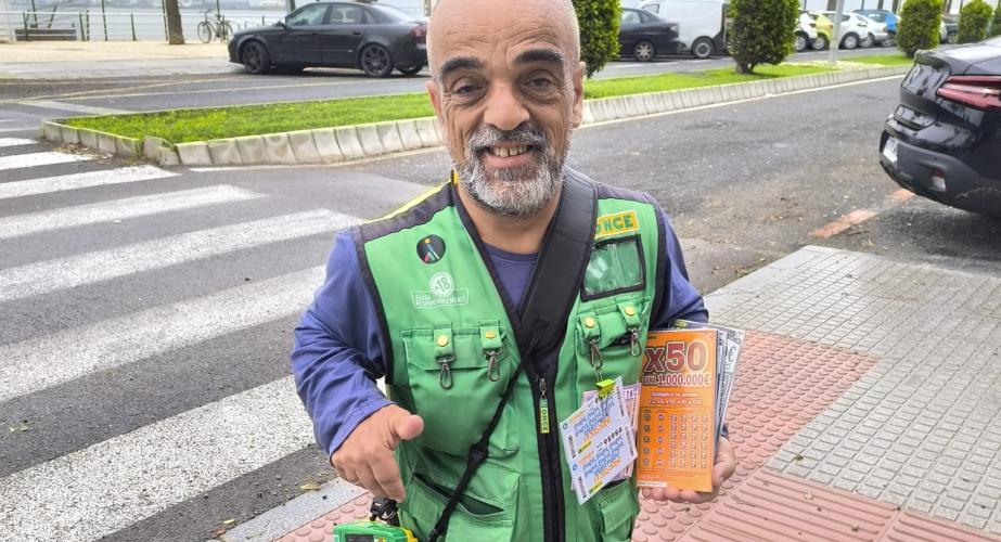 Emilio Ramírez reparte un Sueldazo de la ONCE en la Barriada de La Paz