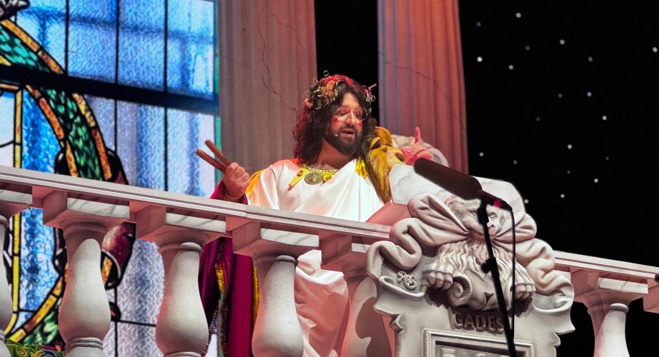 Manu Sánchez durante el Pregón de Carnaval en San Antonio