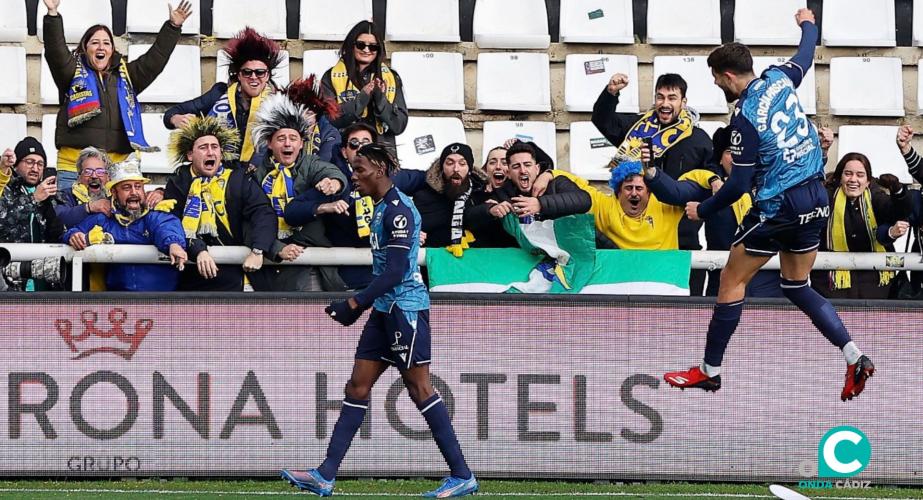 Dawda celebra el tanto inicial con los aficionados cadistas (Foto: La Liga)